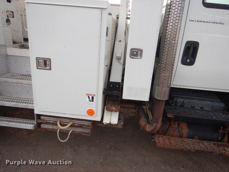 image for item GW9608 2006 International 7400 bucket truck