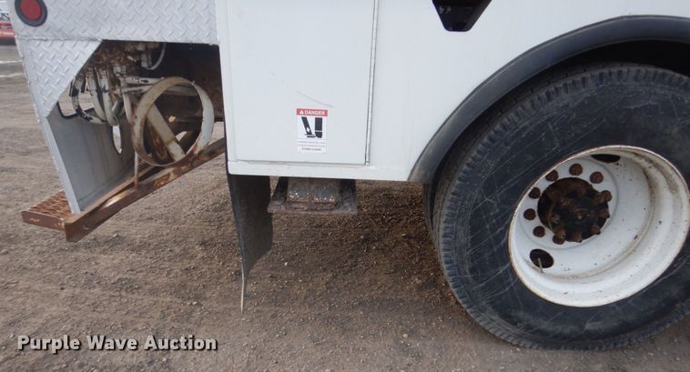 image for item GW9608 2006 International 7400 bucket truck