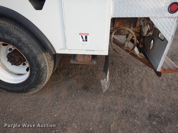image for item GW9608 2006 International 7400 bucket truck