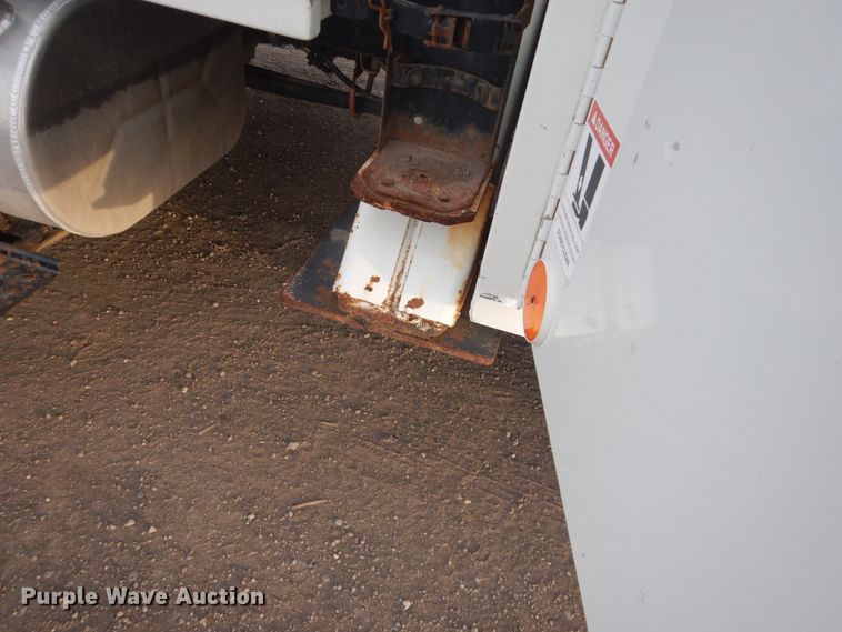 image for item GW9608 2006 International 7400 bucket truck