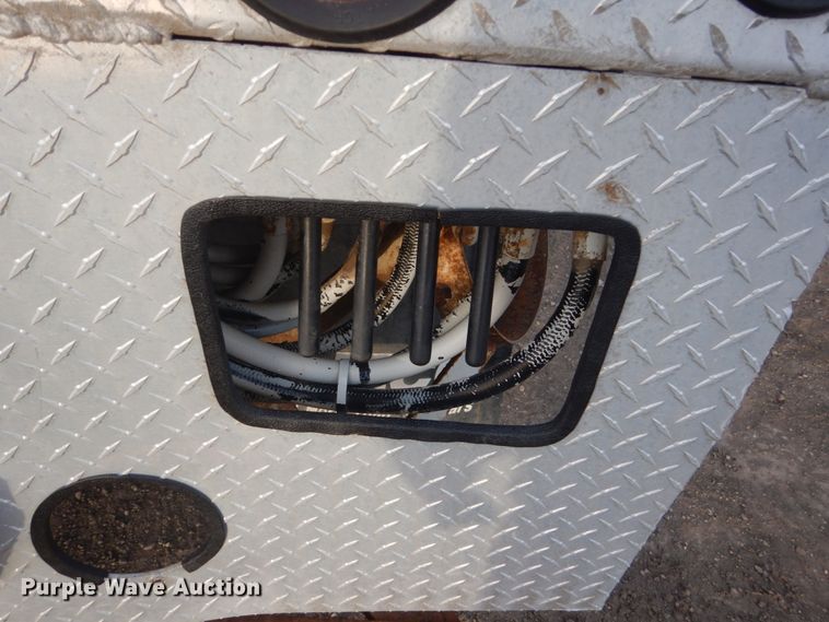 image for item GW9608 2006 International 7400 bucket truck