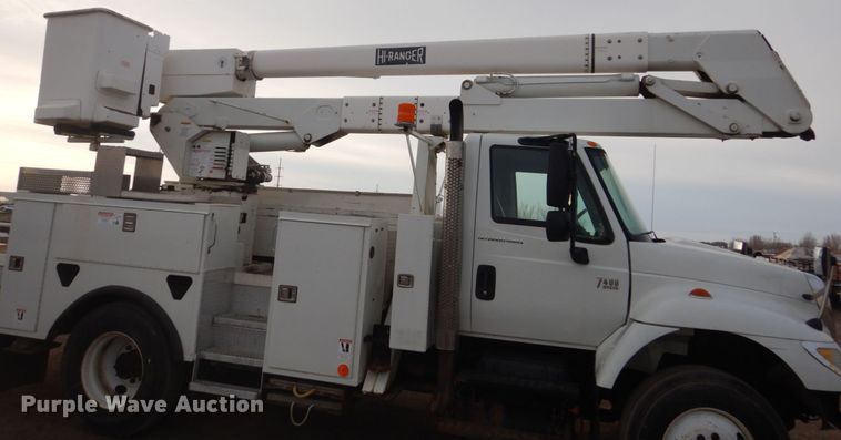 image for item GW9608 2006 International 7400 bucket truck