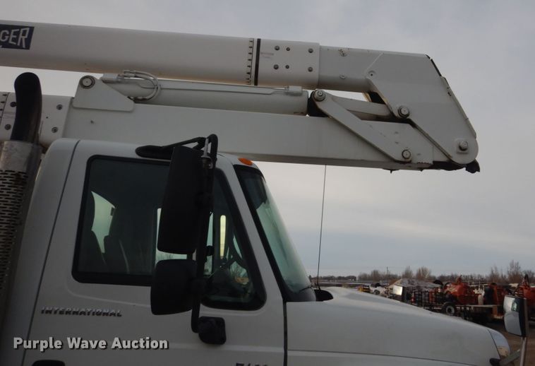 image for item GW9608 2006 International 7400 bucket truck