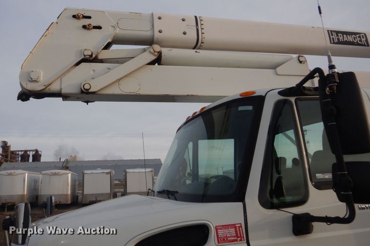 image for item GW9608 2006 International 7400 bucket truck