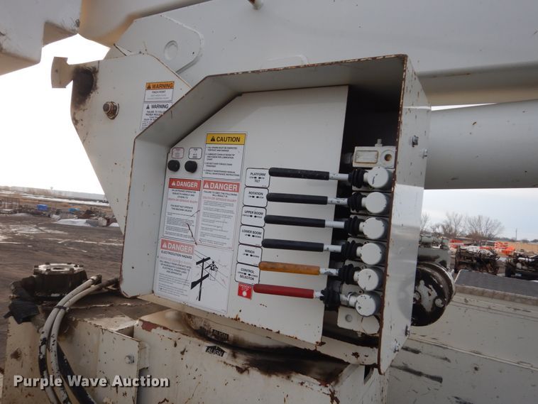 image for item GW9608 2006 International 7400 bucket truck