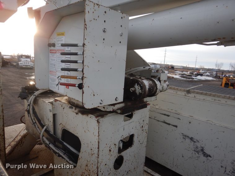 image for item GW9608 2006 International 7400 bucket truck