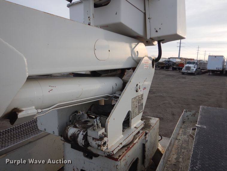 image for item GW9608 2006 International 7400 bucket truck