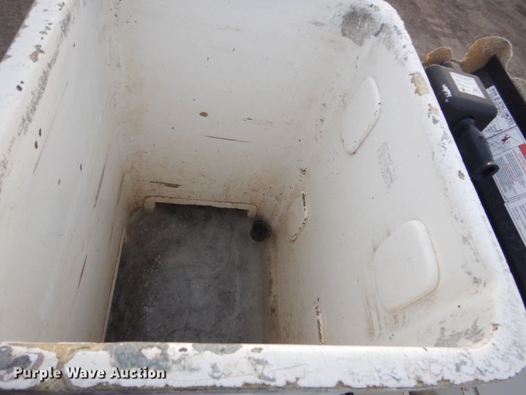 image for item GW9608 2006 International 7400 bucket truck