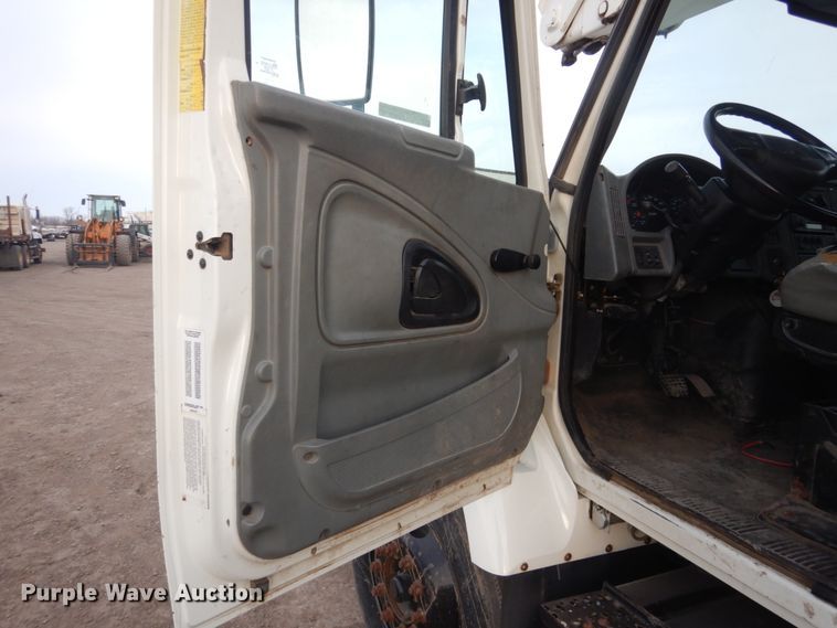image for item GW9608 2006 International 7400 bucket truck