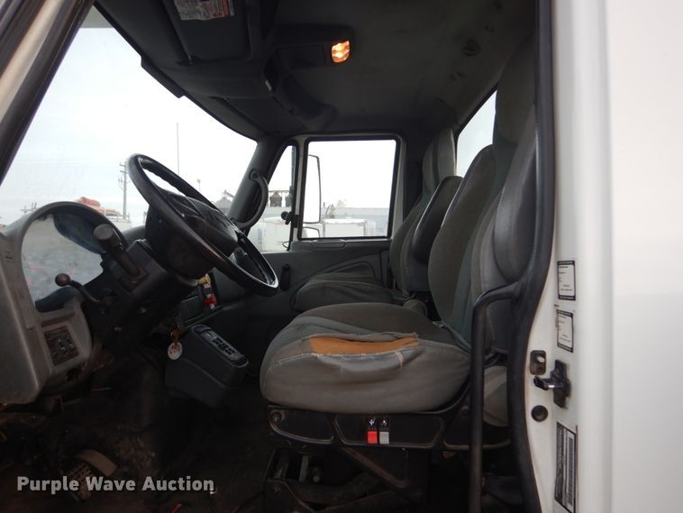 image for item GW9608 2006 International 7400 bucket truck