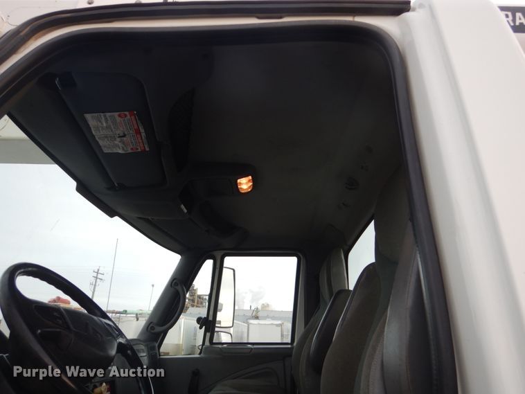 image for item GW9608 2006 International 7400 bucket truck