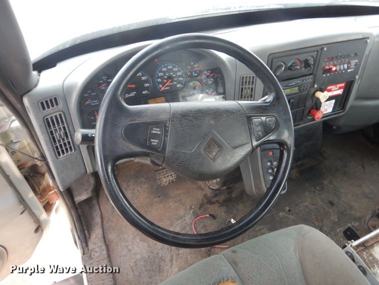 image for item GW9608 2006 International 7400 bucket truck