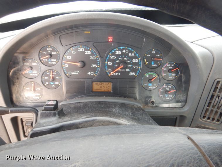 image for item GW9608 2006 International 7400 bucket truck