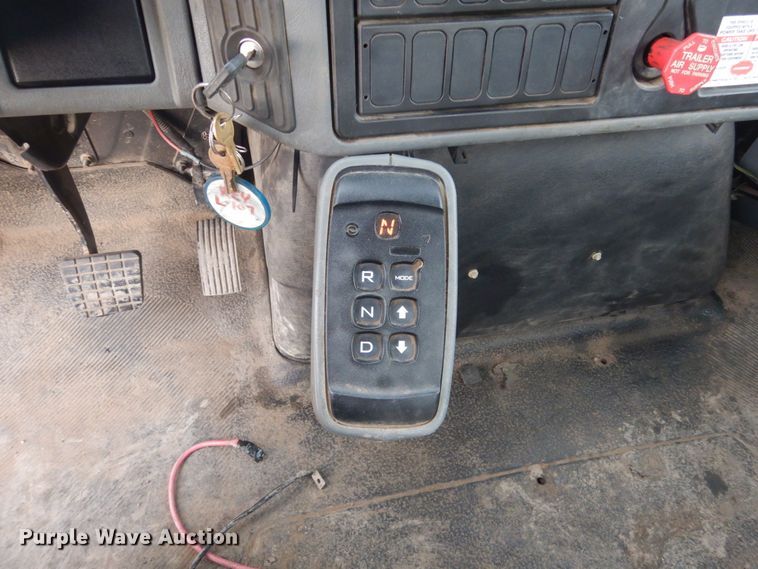 image for item GW9608 2006 International 7400 bucket truck