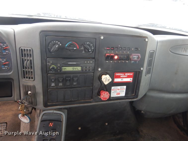 image for item GW9608 2006 International 7400 bucket truck