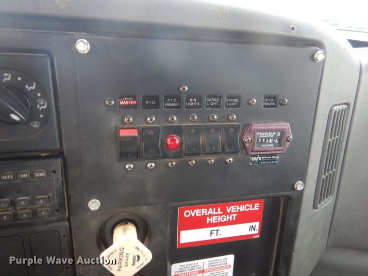 image for item GW9608 2006 International 7400 bucket truck