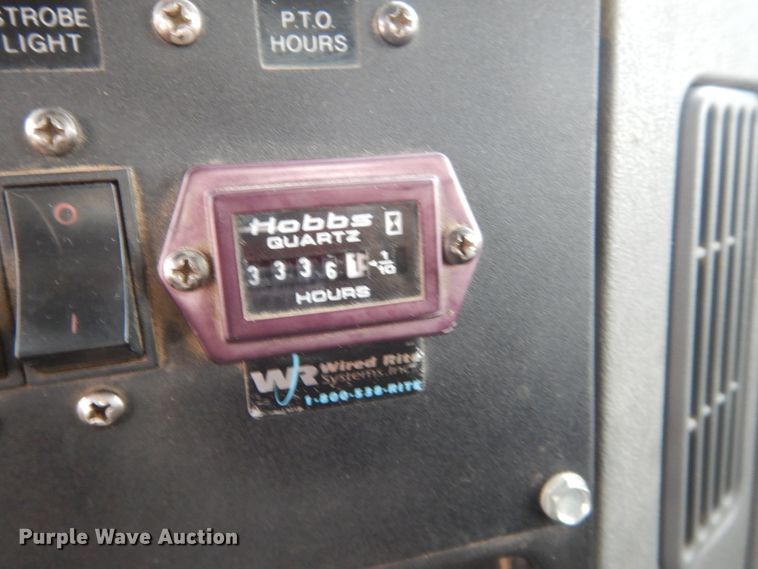 image for item GW9608 2006 International 7400 bucket truck