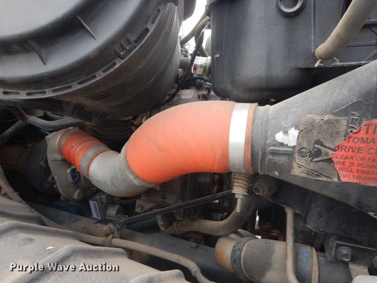 image for item GW9608 2006 International 7400 bucket truck