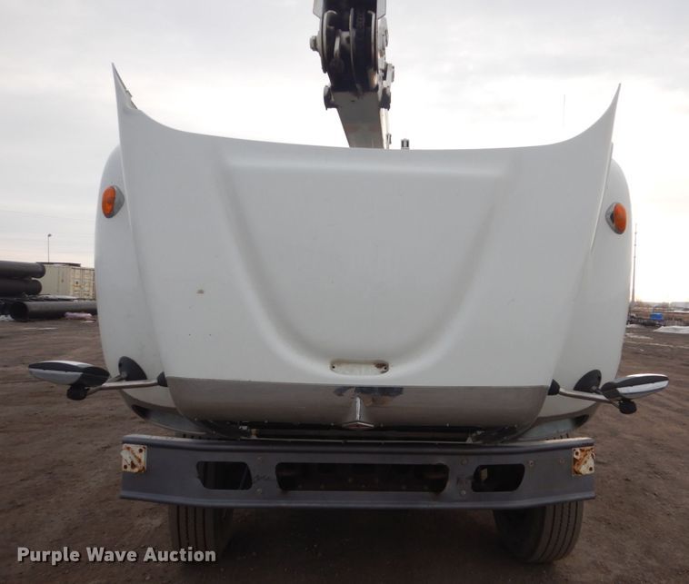image for item GW9608 2006 International 7400 bucket truck