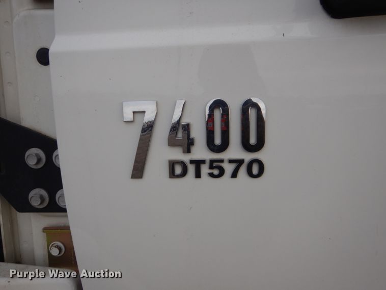 image for item GW9608 2006 International 7400 bucket truck