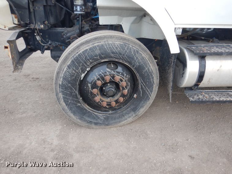 image for item GW9608 2006 International 7400 bucket truck