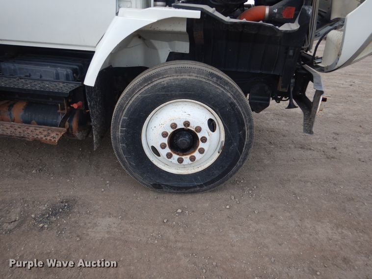 image for item GW9608 2006 International 7400 bucket truck