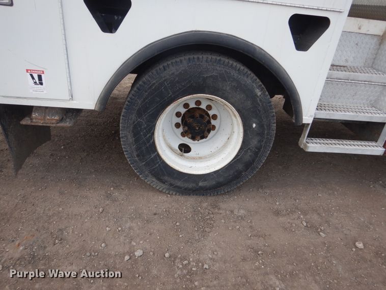 image for item GW9608 2006 International 7400 bucket truck