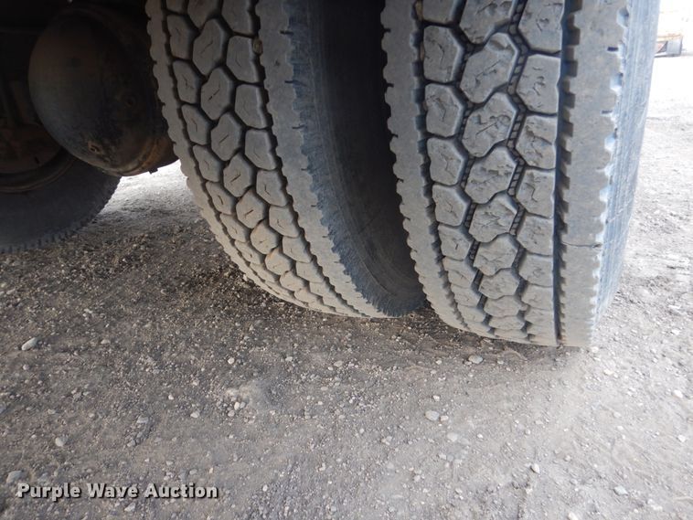 image for item GW9608 2006 International 7400 bucket truck