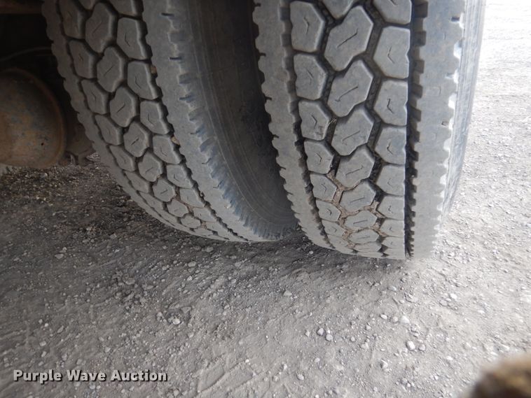 image for item GW9608 2006 International 7400 bucket truck