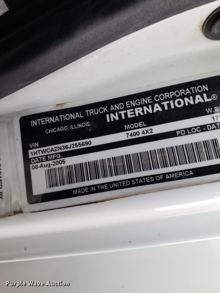 image for item GW9608 2006 International 7400 bucket truck