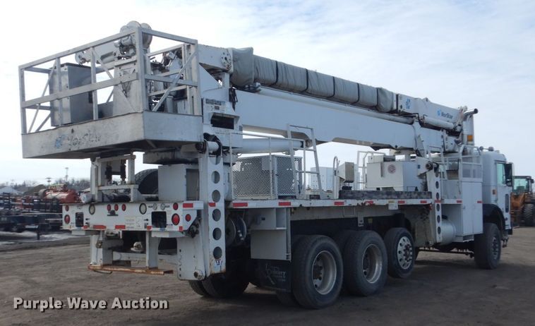 image for item GW9615 2002 Peterbilt 320 bucket truck