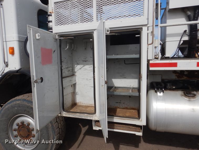 image for item GW9615 2002 Peterbilt 320 bucket truck