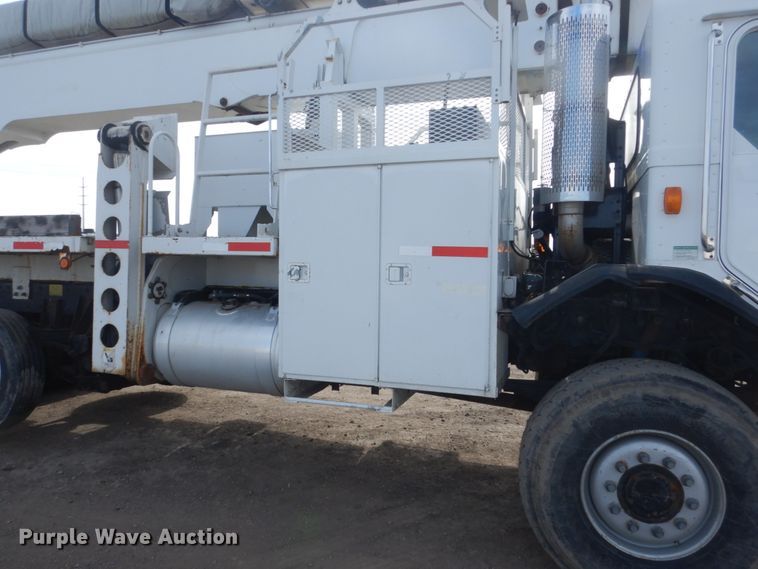 image for item GW9615 2002 Peterbilt 320 bucket truck