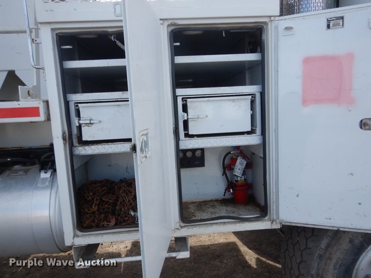 image for item GW9615 2002 Peterbilt 320 bucket truck