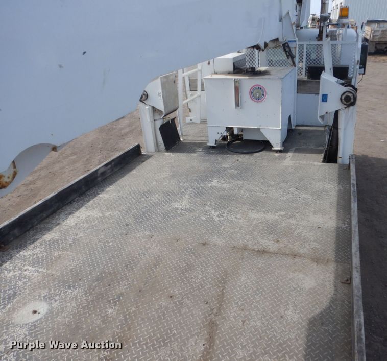 image for item GW9615 2002 Peterbilt 320 bucket truck