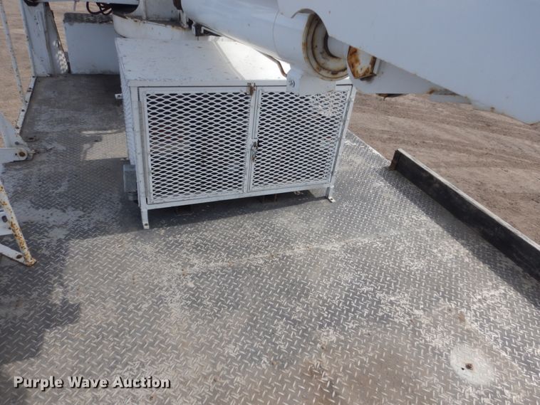 image for item GW9615 2002 Peterbilt 320 bucket truck