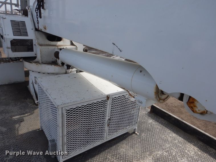 image for item GW9615 2002 Peterbilt 320 bucket truck