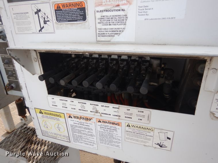 image for item GW9615 2002 Peterbilt 320 bucket truck