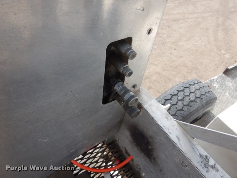 image for item GW9615 2002 Peterbilt 320 bucket truck