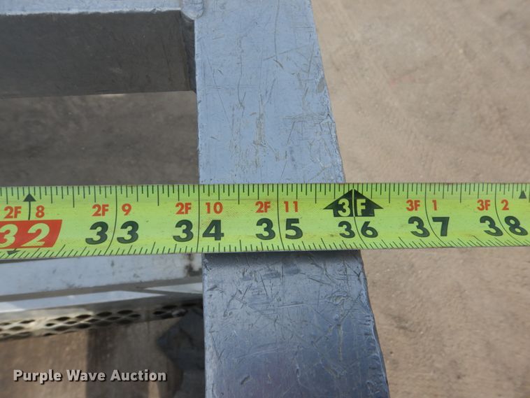 image for item GW9615 2002 Peterbilt 320 bucket truck