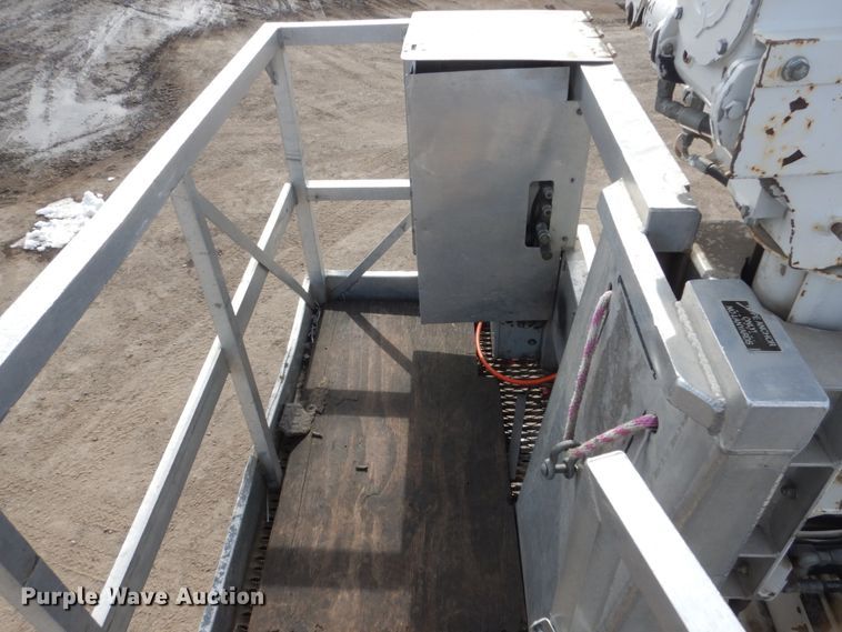 image for item GW9615 2002 Peterbilt 320 bucket truck