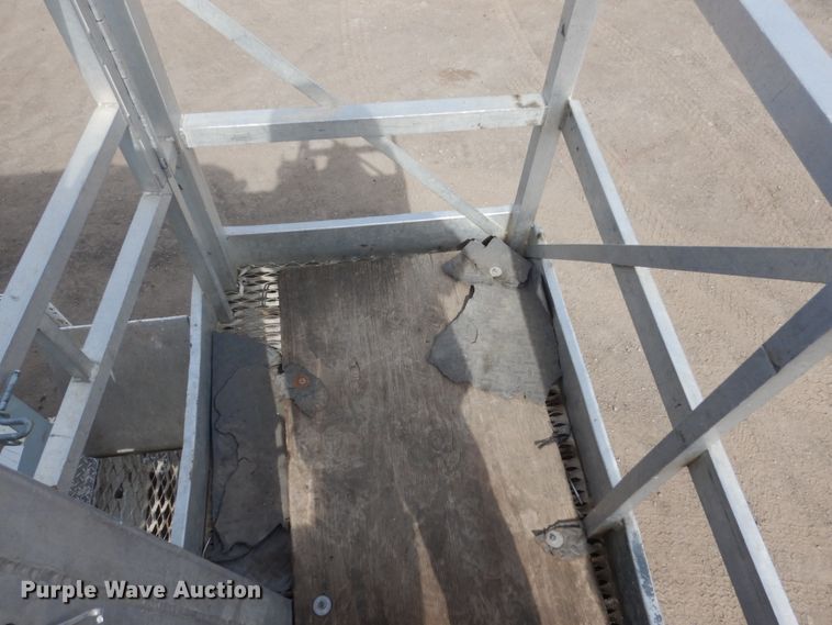 image for item GW9615 2002 Peterbilt 320 bucket truck