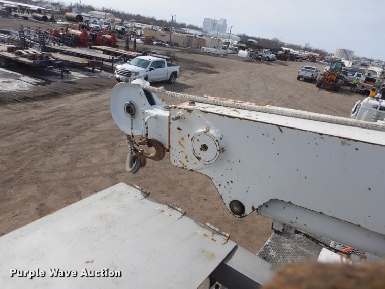 image for item GW9615 2002 Peterbilt 320 bucket truck