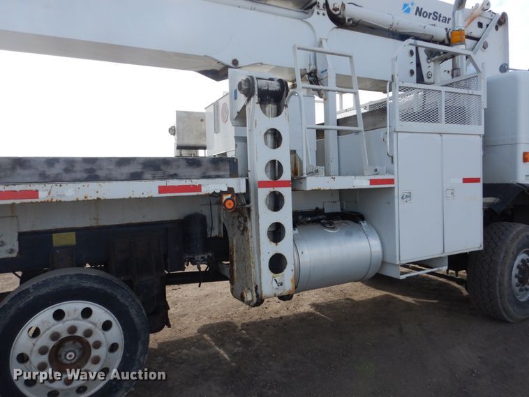 image for item GW9615 2002 Peterbilt 320 bucket truck