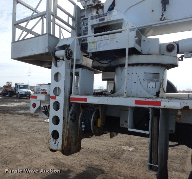 image for item GW9615 2002 Peterbilt 320 bucket truck