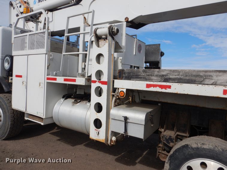 image for item GW9615 2002 Peterbilt 320 bucket truck