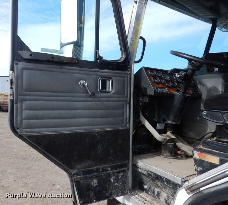 image for item GW9615 2002 Peterbilt 320 bucket truck