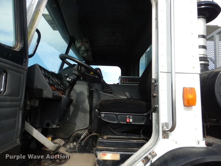 image for item GW9615 2002 Peterbilt 320 bucket truck
