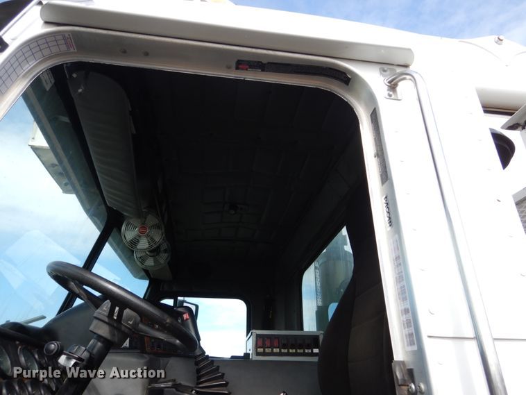 image for item GW9615 2002 Peterbilt 320 bucket truck