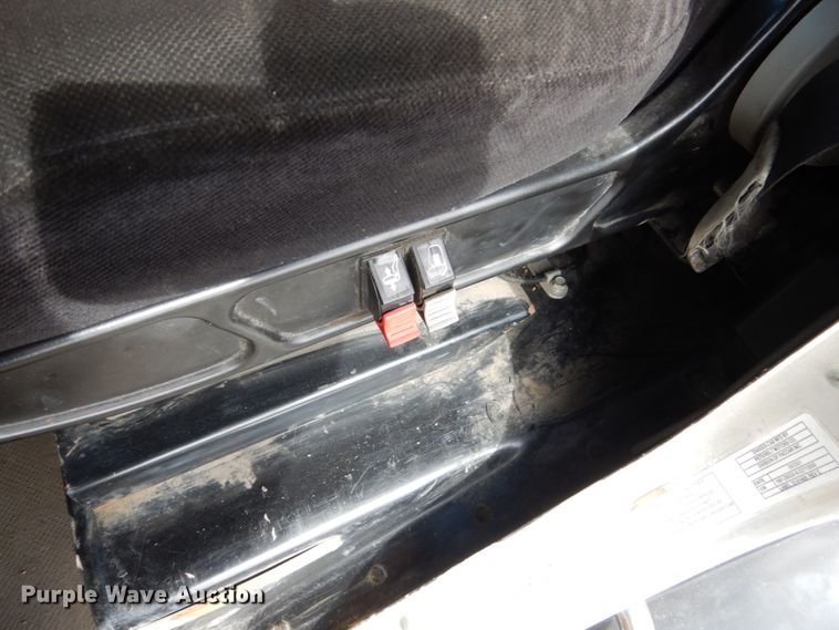 image for item GW9615 2002 Peterbilt 320 bucket truck